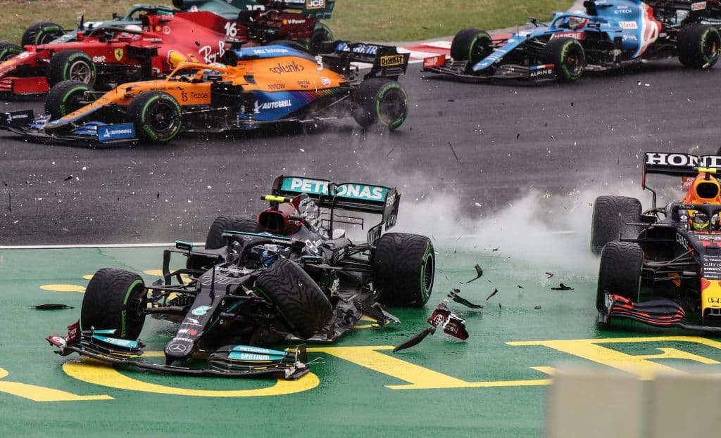 Esteban Ocon es campeón del Gran Premio de Hungría. La carrera se vio accidentada y detenida con bandera roja cuando Bottas se deslizó hacia la parte trasera del McLaren de Norris, quien se inclinó hacia el auto de Verstappen, y Bottas se estrelló contra el segundo Red Bull de Sergio Pérez. Stroll intentó zambullirse por el interior en la curva 1, pero golpeó el Ferrari de Charles Leclerc, que a su vez chocó contra Ricciardo. Vettel fue segundo y Hamilton consiguió la tercera posición.