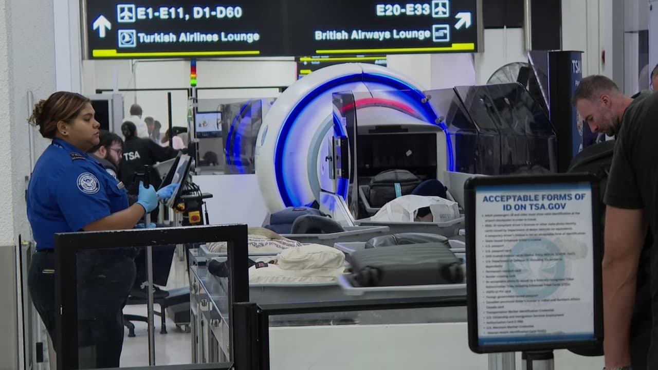 Agentes de TSA regresan a aeropuertos con pago retroactivo tras orden de Trump