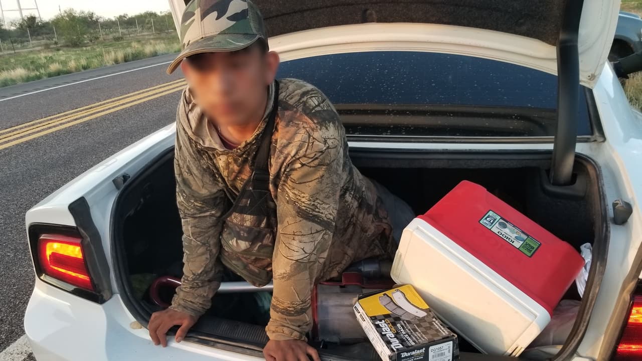 Un inmigrante mexicano y un ciudadano estadounidense fueron arrestados cerca de Sells por agentes de la Patrulla Fronteriza Sector Tucson por traer a cinco migrantes dentro de un sedán. Los cinco indocumentados llevaban camuflaje. Uno fue encontrado dentro del maletero del vehículo.