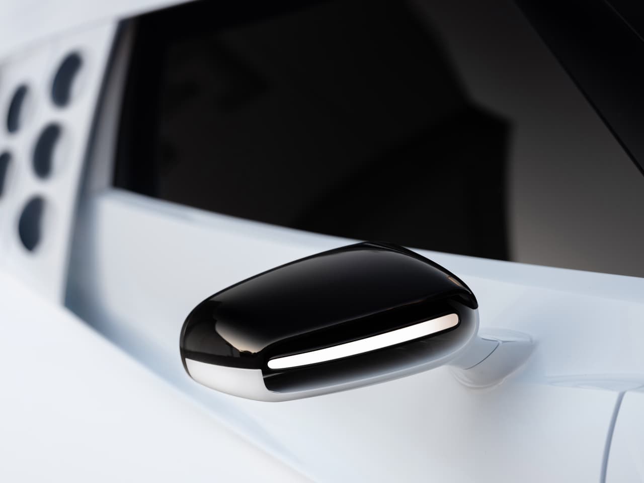 Con el acabado en blanco del Centodieci,
<a href="https://www.univision.com/temas/bugatti" target="_blank">Bugatti</a> demuestra un poderoso contraste con
<a href="https://www.univision.com/carros/ginebra-2019-bugatti-la-voiture-noire-el-carro-que-nunca-tendras-o-veras-fotos" target="_blank">La Voiture Noire</a>. Dos fuerzas completamente opuestas pero relacionadas, como el yin y el yang.