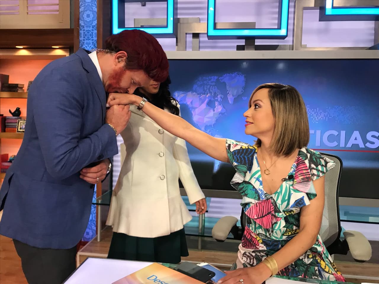 Satcha no podía creer lo que estaba pasando. El mismísimo príncipe le dio un beso en la mano.