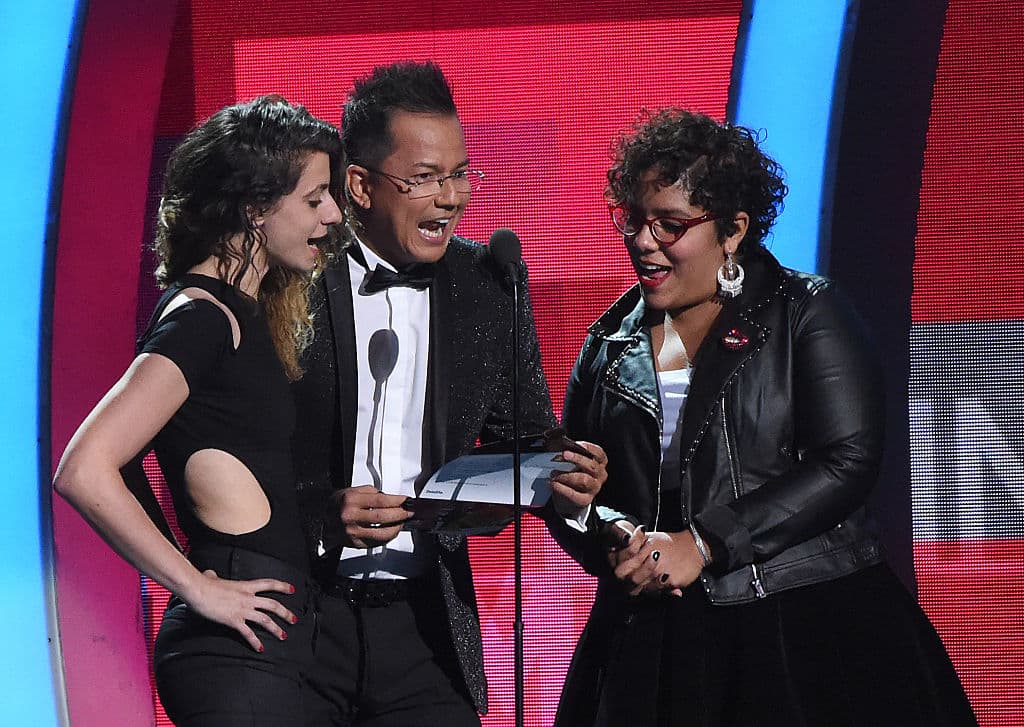 Durante la entrega del Latin Grammy 2016 a Mejor Álbum Banda, junto a Marilina Bertoldi y Marisol 'La Marisoul' Hernandez.