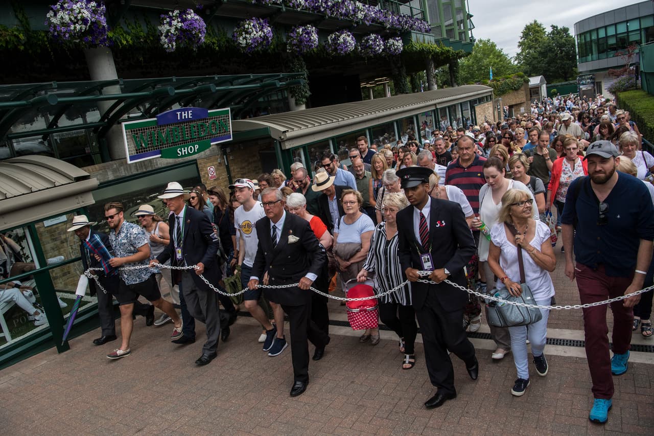 Horas antes del encuentro, los afortunados espectadores que pudieron presenciar la final se dieron cita en la cancha central del complejo tenístico de Wimbledon.