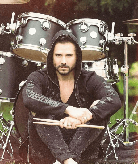 La música es una de sus grandes pasiones, es baterista de una banda de rock. 
<br>