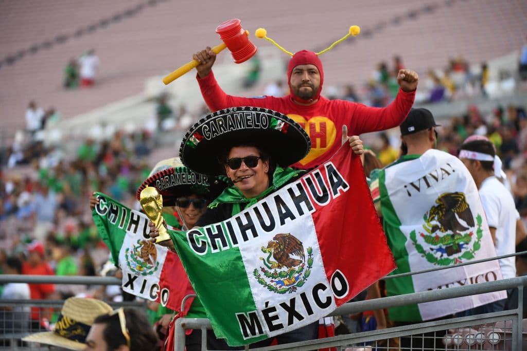 Aficionados mexicanos y jamaiquinos fueron a animar a sus equipos en el Rose Bowl de Pasadena, California.