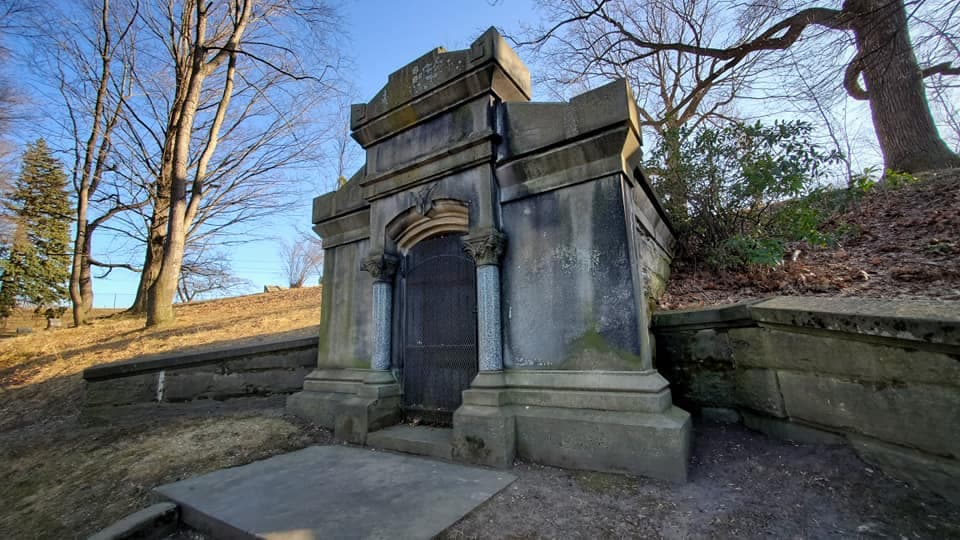<b>Erie Cemetery (Erie)</b>: Los visitantes cuentan historias de haber paseado por el cementerio con la sensación de que alguien los seguía o estaba parado justo detrás de ellos. Se dieron la vuelta y no había nadie. También se dice que se llevaron a cabo rituales satánicos en el cementerio y -por si no fuera suficiente- otra leyenda local también incluye a un vampiro.