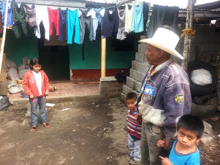 Florencio González sufrió la deuda con dos de sus cuatro hijos.