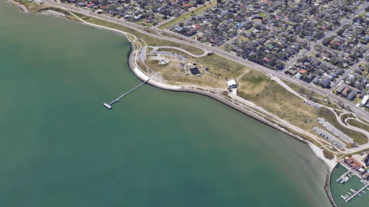 <b>Texas. </b>
<a href="https://www.univision.com/local/austin-kakw/informe-revela-bacterias-fecales-en-niveles-inseguros-en-el-85-de-las-playas-analizadas-en-texas">141 de 167 lugares analizados fueron potencialmente inseguros</a> para los bañistas por al menos un día en 2018. Tres puntos donde se tomaron muestras en el parque Cole (condado Nueces) resultaron peligrosos hasta por 52 días. Una playa del parque Ropes, también del condado Nueces, se mantuvo en malas condiciones durante 42 días.