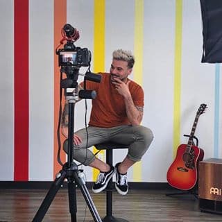 Platicamos con el cantante que hizo teatro musical en Broadway, que grabó con Thalía el éxito 'Estoy enamorado' y que ahora se integra al mundo de la televisión como reportero backstage y Director de la Casa-Estudio de Reina de la Canción.