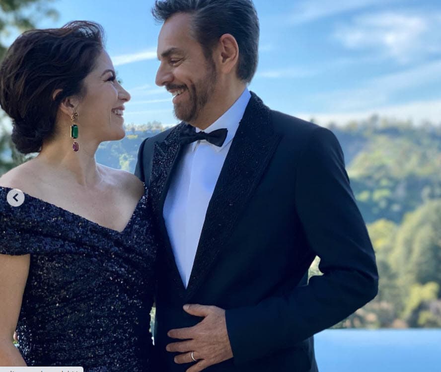 El también comediante llevó un traje oscuro con detalles en las solapas y debajo una impecable camisa blanca.