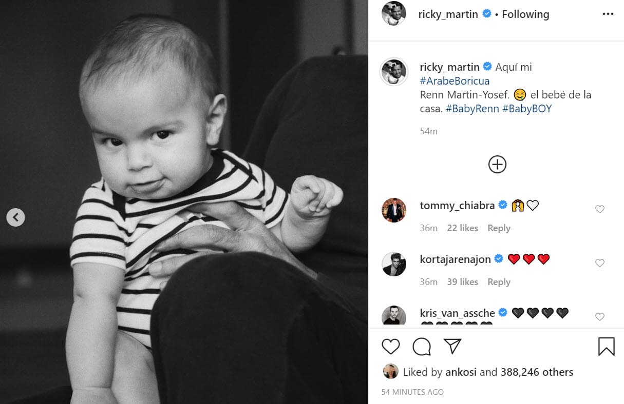 El pequeño de 6 meses de vida robó los corazones de muchos de los seguidores del cantante con su pose y sonrisa.