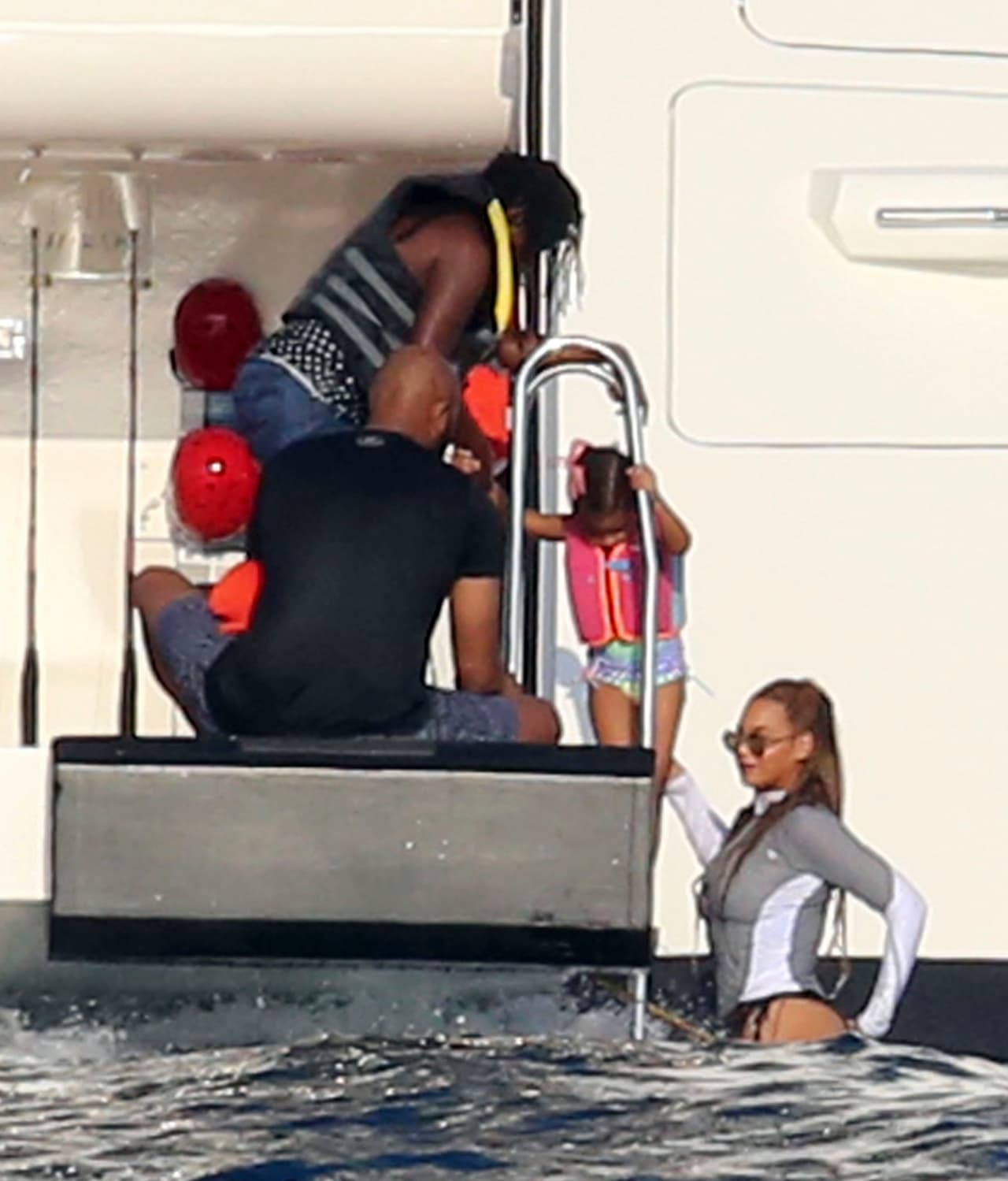 Beyoncé entró primero, para cargar a su adorada nena.