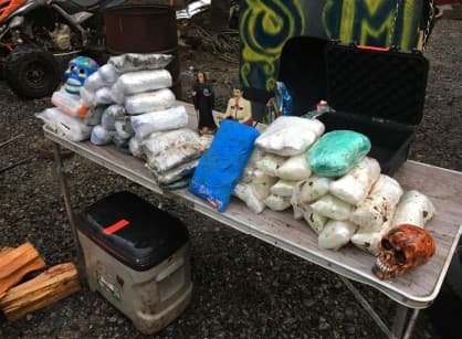 Droga, dinero y estatuillas de la Santa Muerte y de Jesús Malverde fueron decomisados en el operativo.