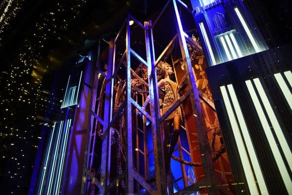 Las vitrinas navideñas de Saks FithAvenue están listas para ser admiradas por millones de visitantes. Con atuendos y accesorios lujosos que suman miles de dólares, las vitrinas se han convertido en un ícono de Nueva York. Mark Briggs, Jefe de Marketing y creativo para Saks Fifth Avenue, dijo en un comunicado que este año se han incorporado elementos nuevos , por lo que es una experiencia como ninguna otra ... una experiencia para recordar."