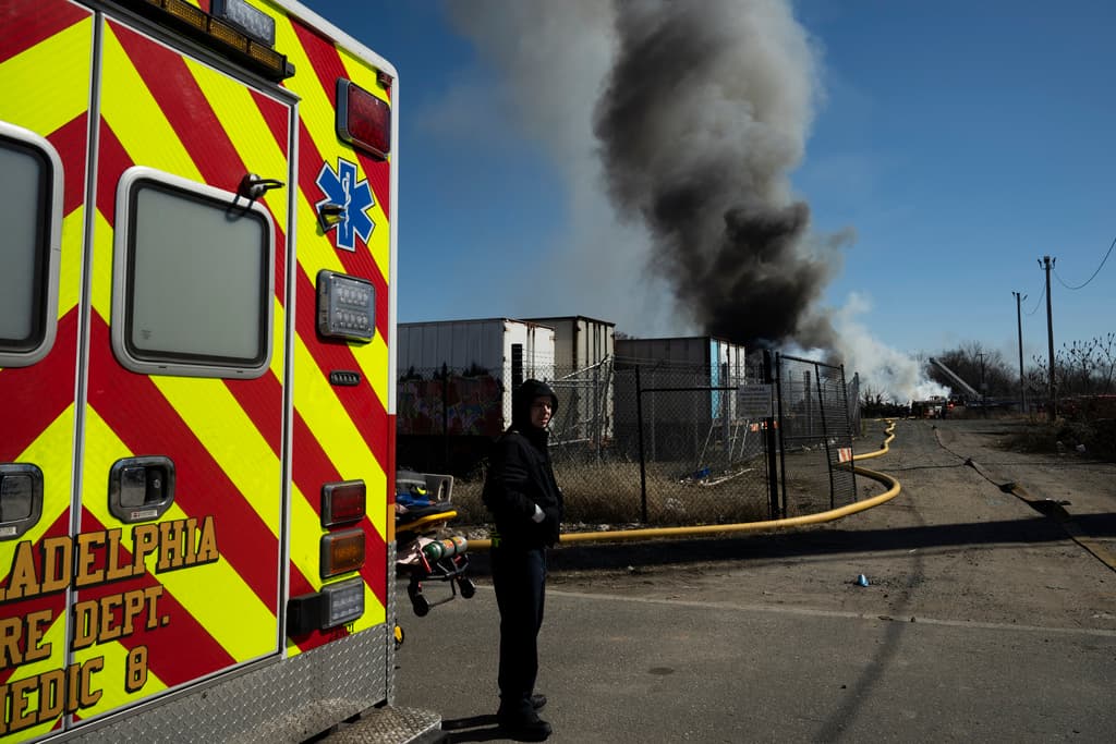 Paramédicos llegaron equipados para ofrecer atención a posibles víctimas.