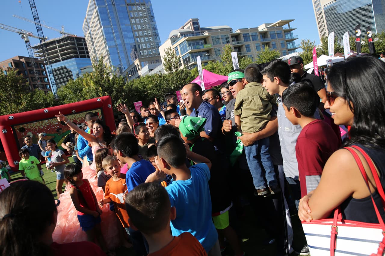 Miles disfrutaron al aire libre del partido México vs Estados Unidos