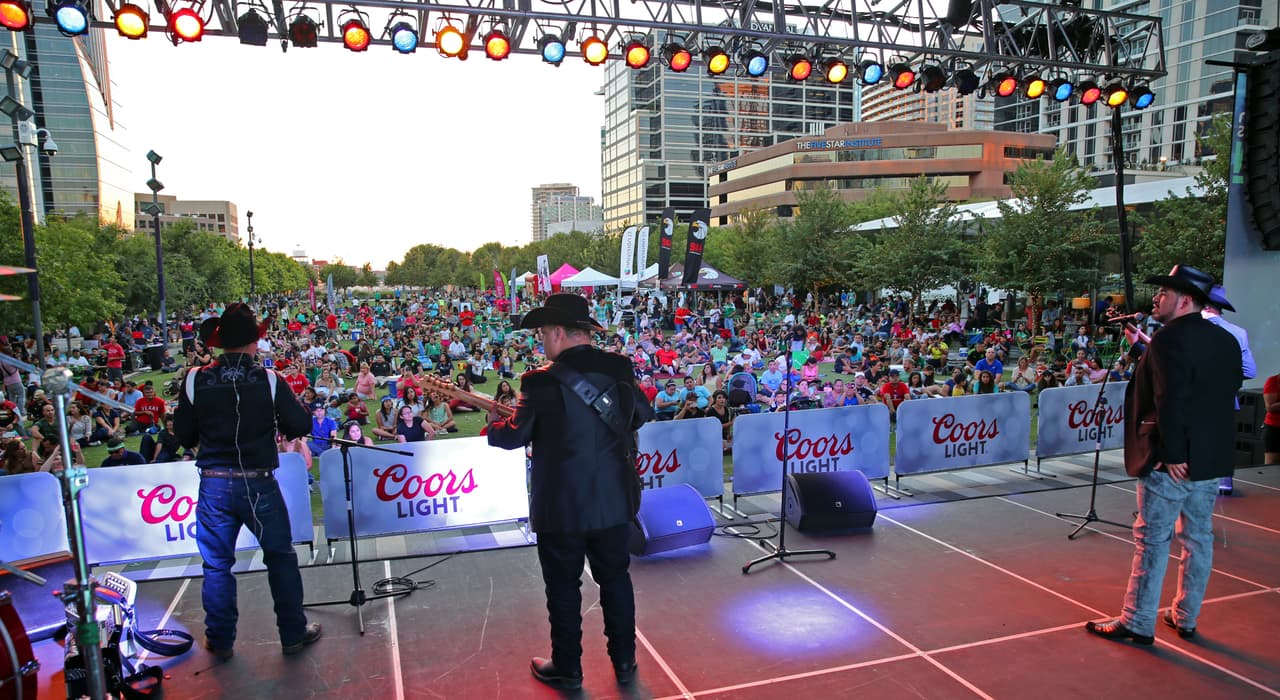 Miles disfrutaron al aire libre del partido México vs Estados Unidos