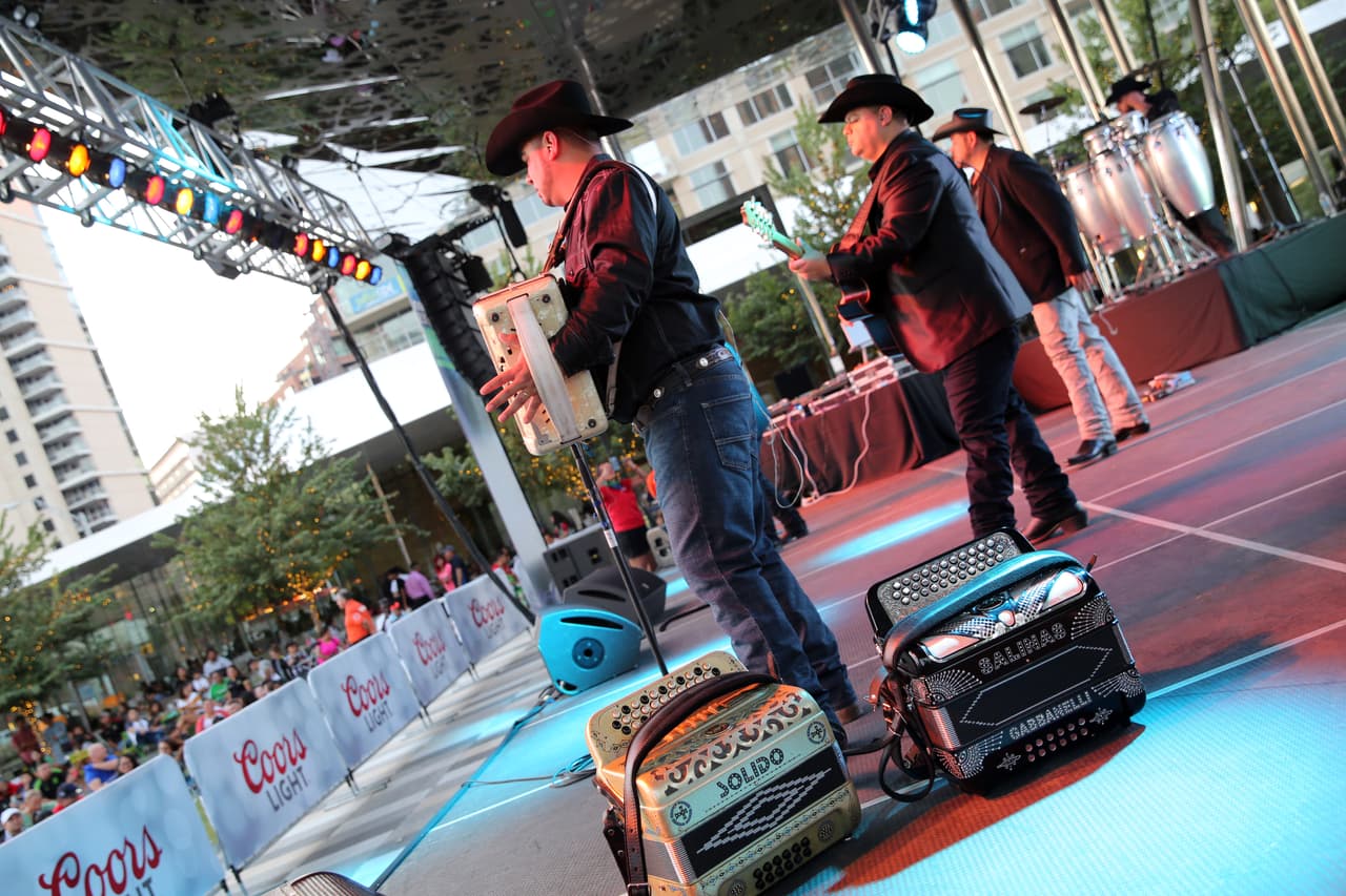 Miles disfrutaron al aire libre del partido México vs Estados Unidos