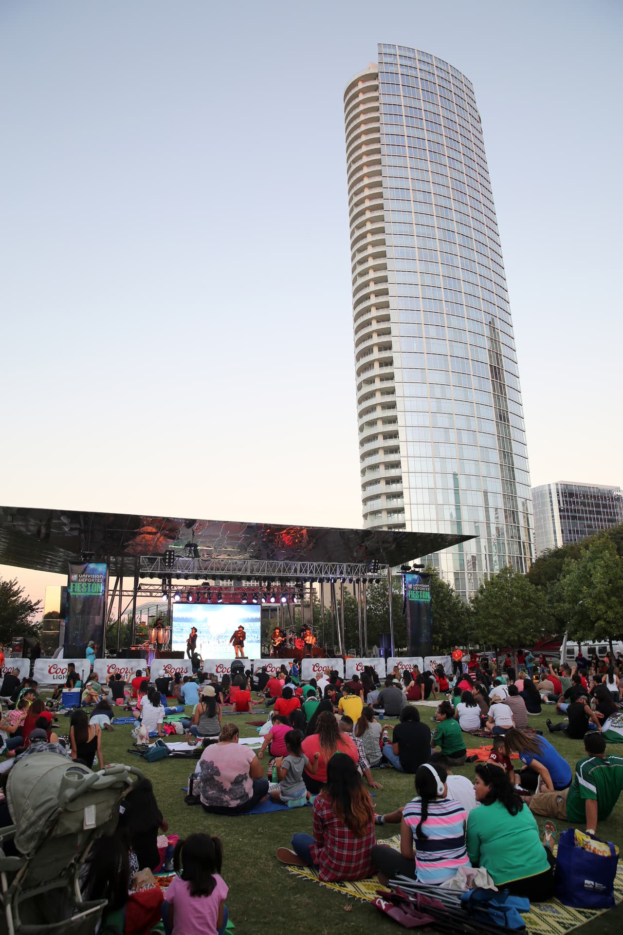 Miles disfrutaron al aire libre del partido México vs Estados Unidos