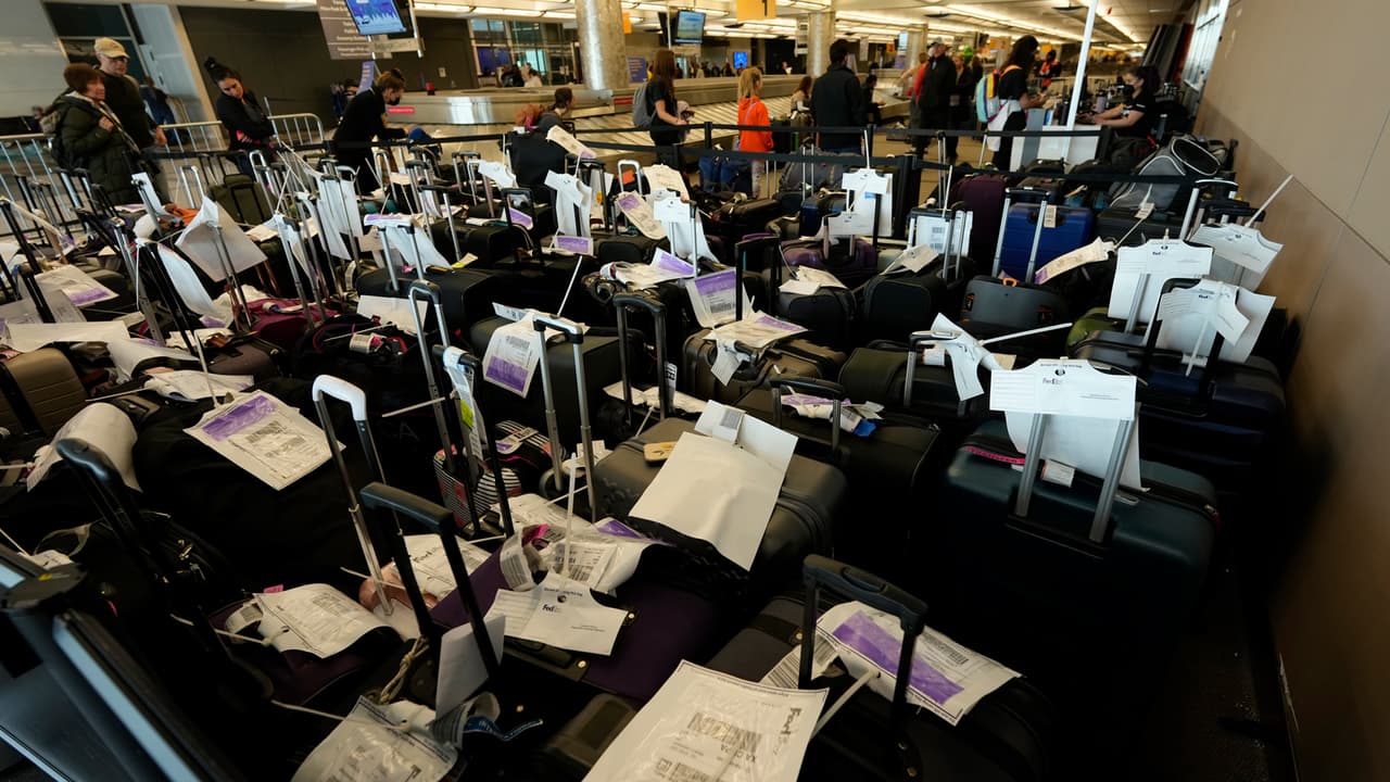 La aerolínea
<b>canceló miles de vuelos </b>después de una tormenta invernal afectó sus operaciones, luego de una de las semanas más caóticas en la historia de la aviación para una sola aerolínea.