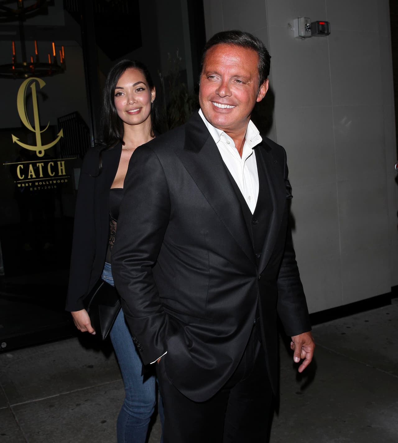 Incluso en el 2017, se dijo que
<b>Luis Miguel</b> tuvo que internarse a un centro de rehabilitación para bajar de peso y adoptar nuevos hábitos alimenticios.