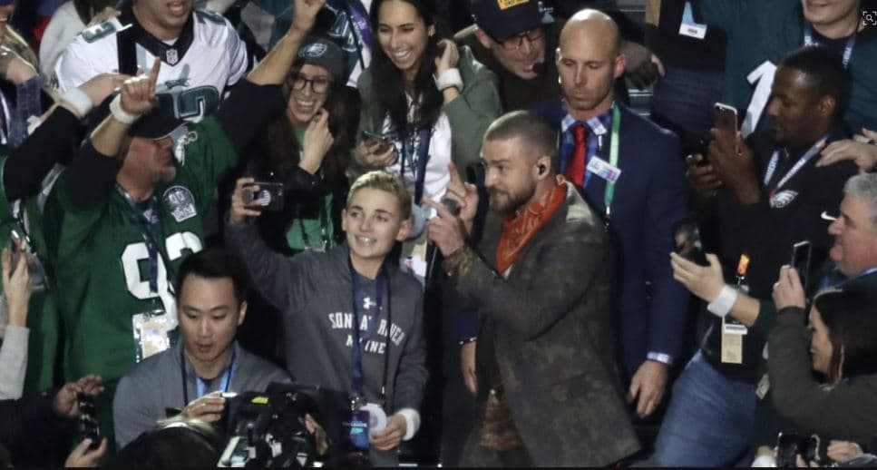 La foto, así como la reacción del pequeño se volvió tendencia de inmediato y los memes no se hicieron esperar.