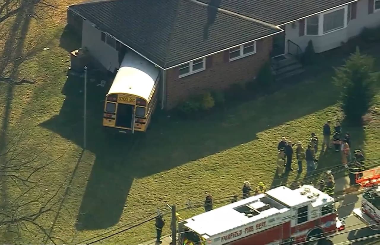 Autobús escolar se estrella contra casa en Nueva Jersey; no hay heridos