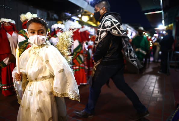 La
<a href="https://www.univision.com/local/los-angeles-kmex/con-musica-y-flores-comienzan-las-celebraciones-a-la-virgen-de-guadalupe-en-la-placita-olvera-video">Placita Olvera</a> retomó las tradicionales posadas de Navidad este fin de semana tras la cancelación histórica en 2020 debido a la crisis sanitaria por el
<a href="https://www.univision.com/local/los-angeles-kmex/medidas-prevencion-megaeventos-coronavirus-los-angeles">coronavirus</a>.
<br>