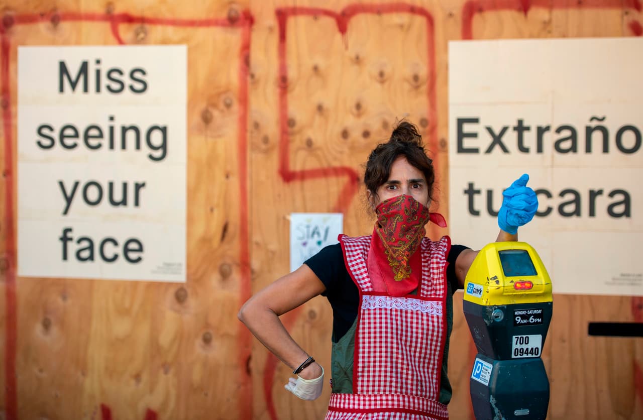 Y en una época donde las mascarillas son uno de los artículos más esenciales, ver un rostro descubierto es cada vez más extraño. Lorena Zeruche, dueña de un restaurante en San Francisco, le hace saber a sus clientes que extraña ver sus caras, y lo hace tanto en inglés como en español.
