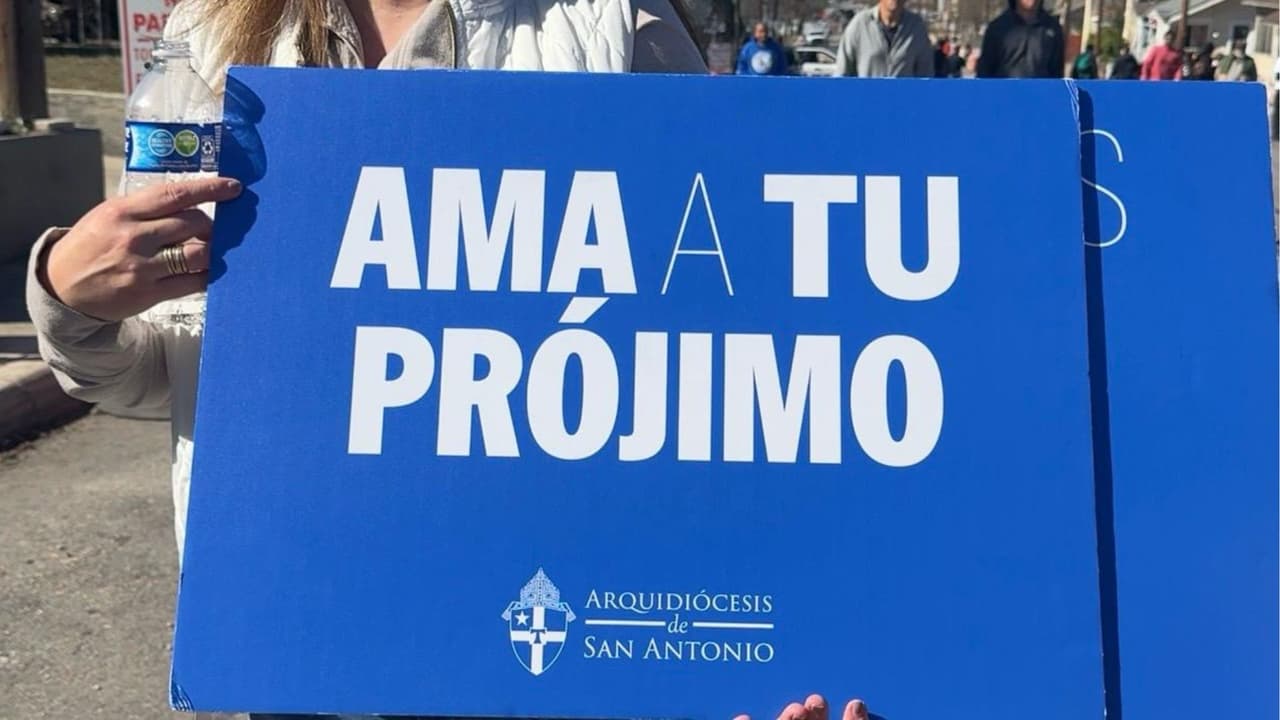 Algunos 
<b>manifestantes latinos</b> aprovecharon el evento para denunciar lo que consideran 
<b>persecución y abusos</b> contra su comunidad por parte de 
<b>agentes de ICE</b>. “
<b>Alzar la voz y recordar que somos seres humanos y merecemos respeto</b>”, dijo Sonia López, una de las participantes.