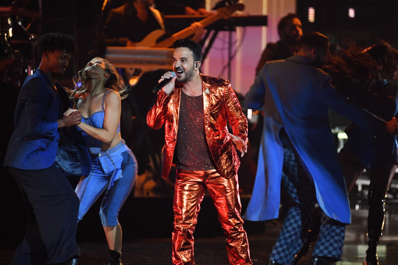 Luis Fonsi puso a todos a cantar al interpretar un medley con sus éxitos "No Me Doy Por Vencido", "Despacito" y "Santa Marta".