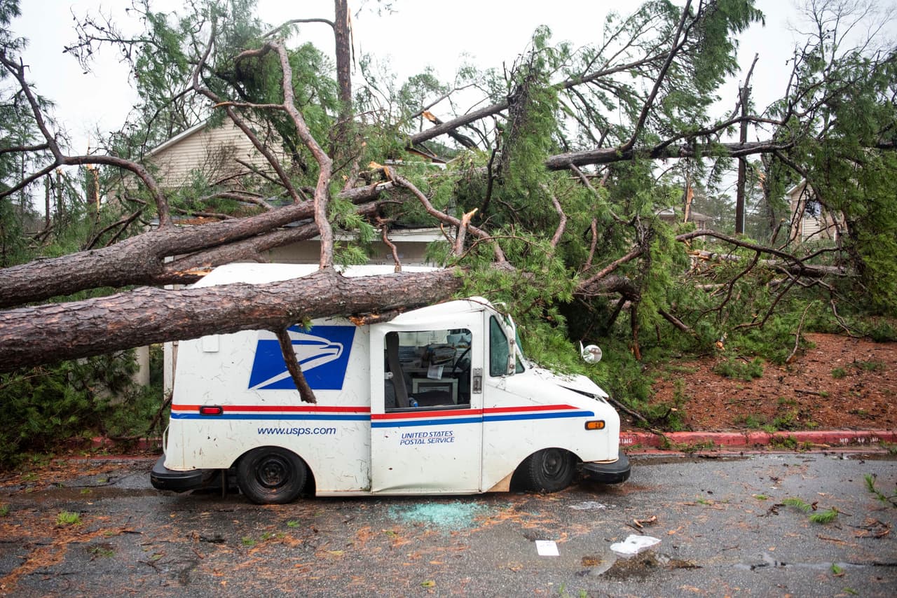 Varios árboles cayeron sobre una camioneta del servicio postal en un complejo de apartamentos tras el paso de un tornado en la zona en Spartanburg, Carolina del Sur, el jueves 6 de febrero de 2020.