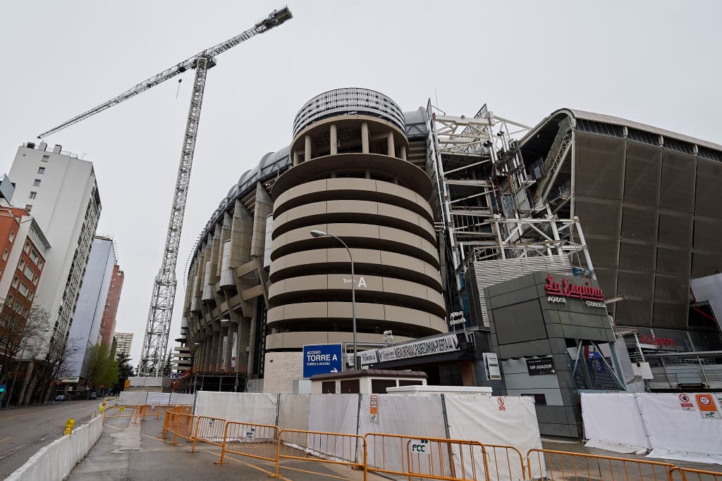 La obras en el Santiago Bernabéu continuan a toda máquina para adelantar todo lo posible durante la cuarentena. Entre lo más destacado est´a el desmontaje de la cubierta del estadio. En el fondo norte se ha desmontado toda la estructura metálica y se está desmontando sector a sector la cubierta rígida de la que ya prácticamente no queda nada.