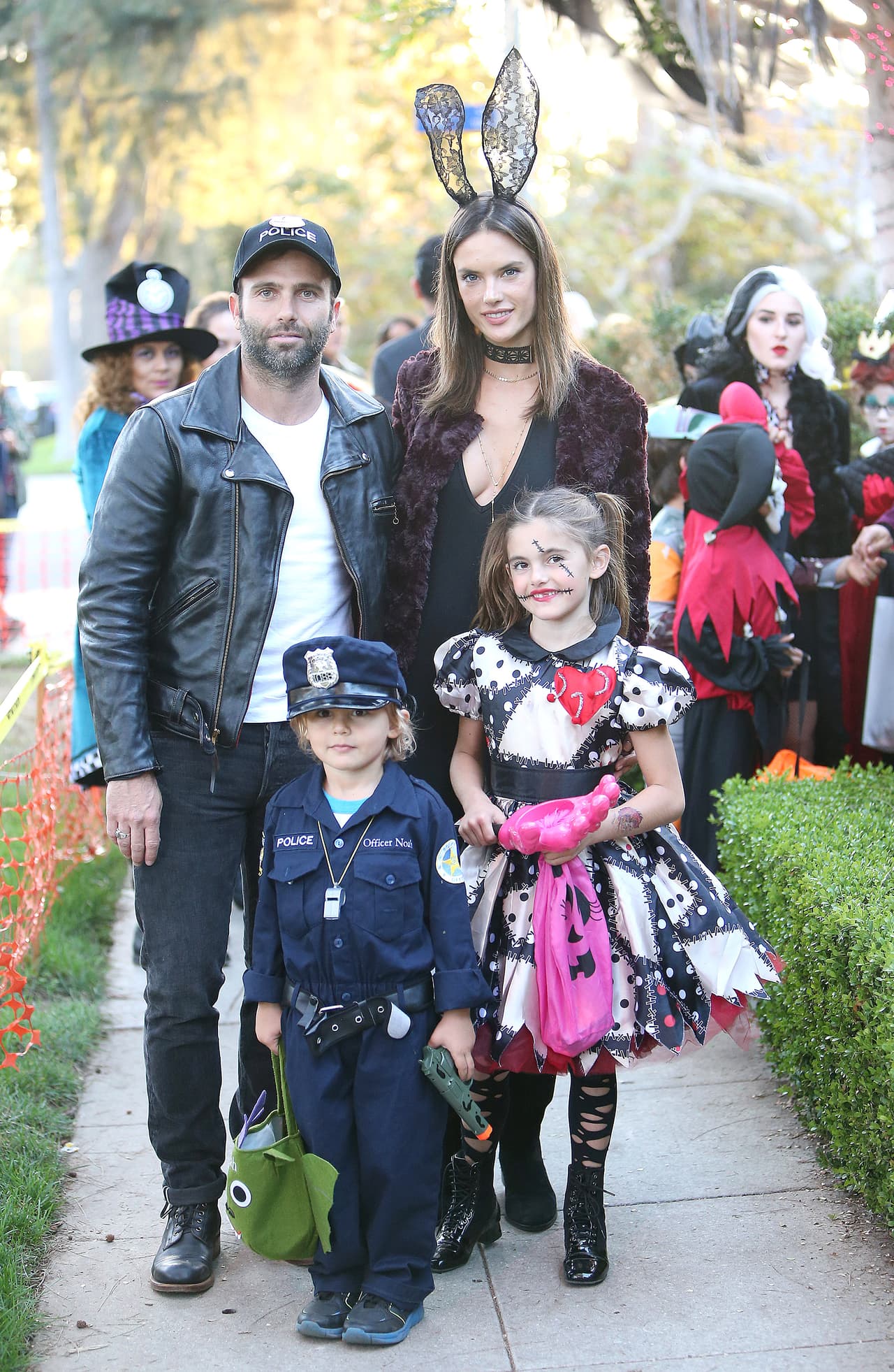 Para Halloween, 
<b>Alessandra Ambrosio</b> cuido cada detalle de los disfraces de sus pequeños y los acompañó a pedir dulces.