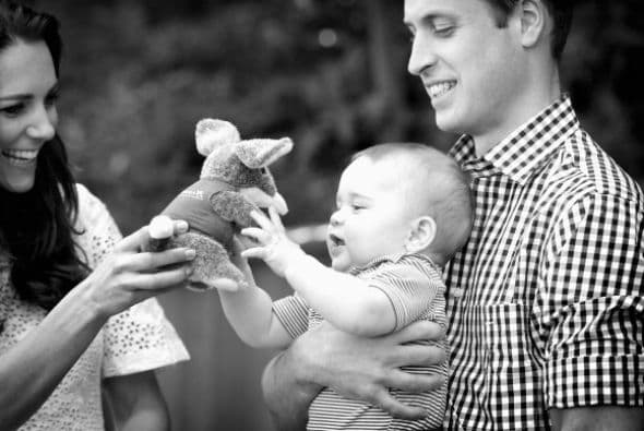 El día que nació su hijo, el duque de Cambridge solicitó un permiso de paternidad de dos semanas al Ministerio de Defensa británico para poder estar junto a su mujer, a la que acompañó en todo momento durante el parto.