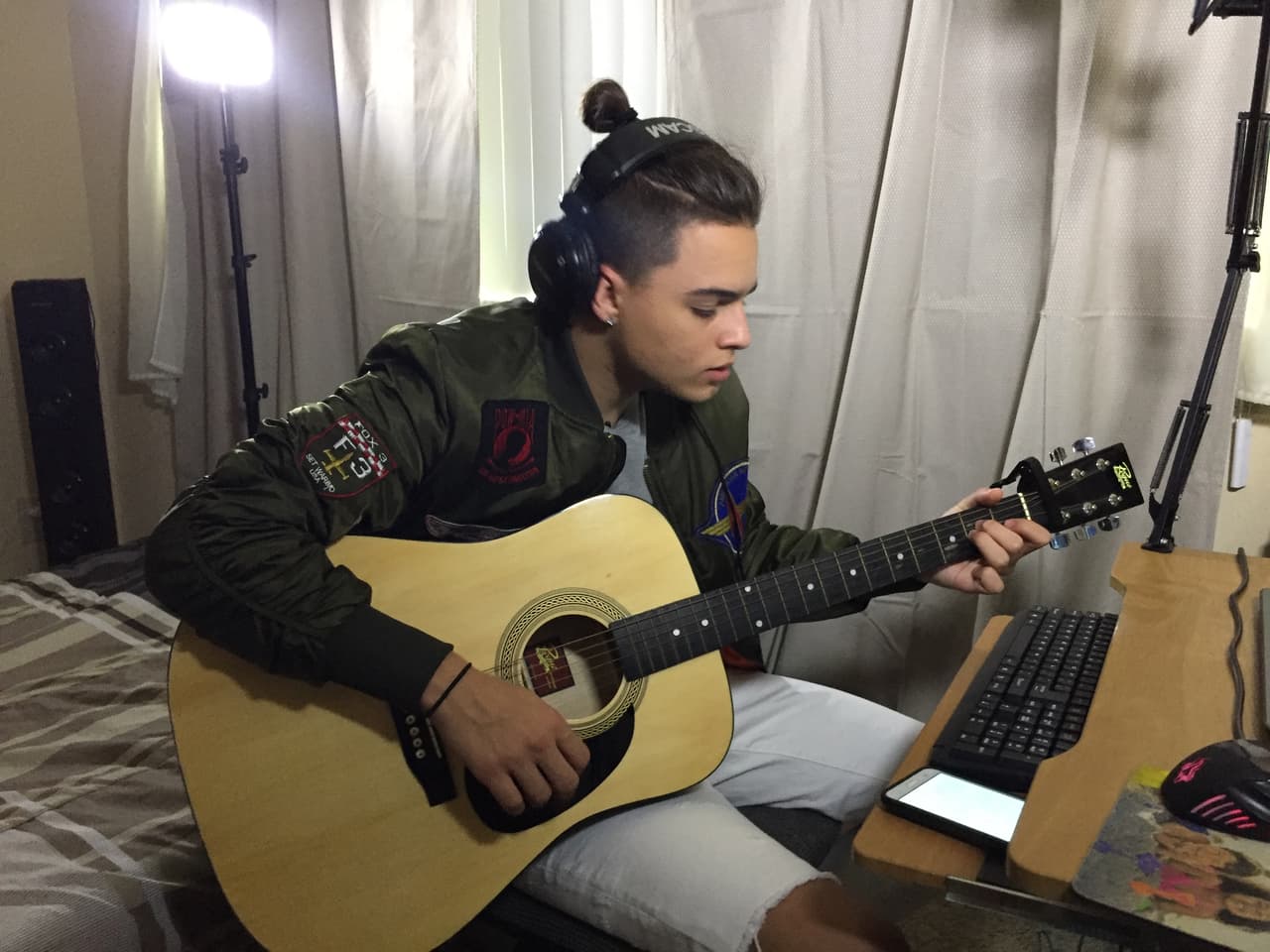 Una de las cosas que más disfruta Brian es hacer covers.