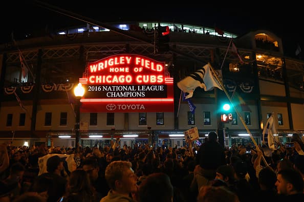 Era tal la cantidad de gente que desde las 8 pm, autoridades ya no dejaban entrar a nadie en la zona, porque literalmente ya no se podía caminar entre la Addison y la Newport.