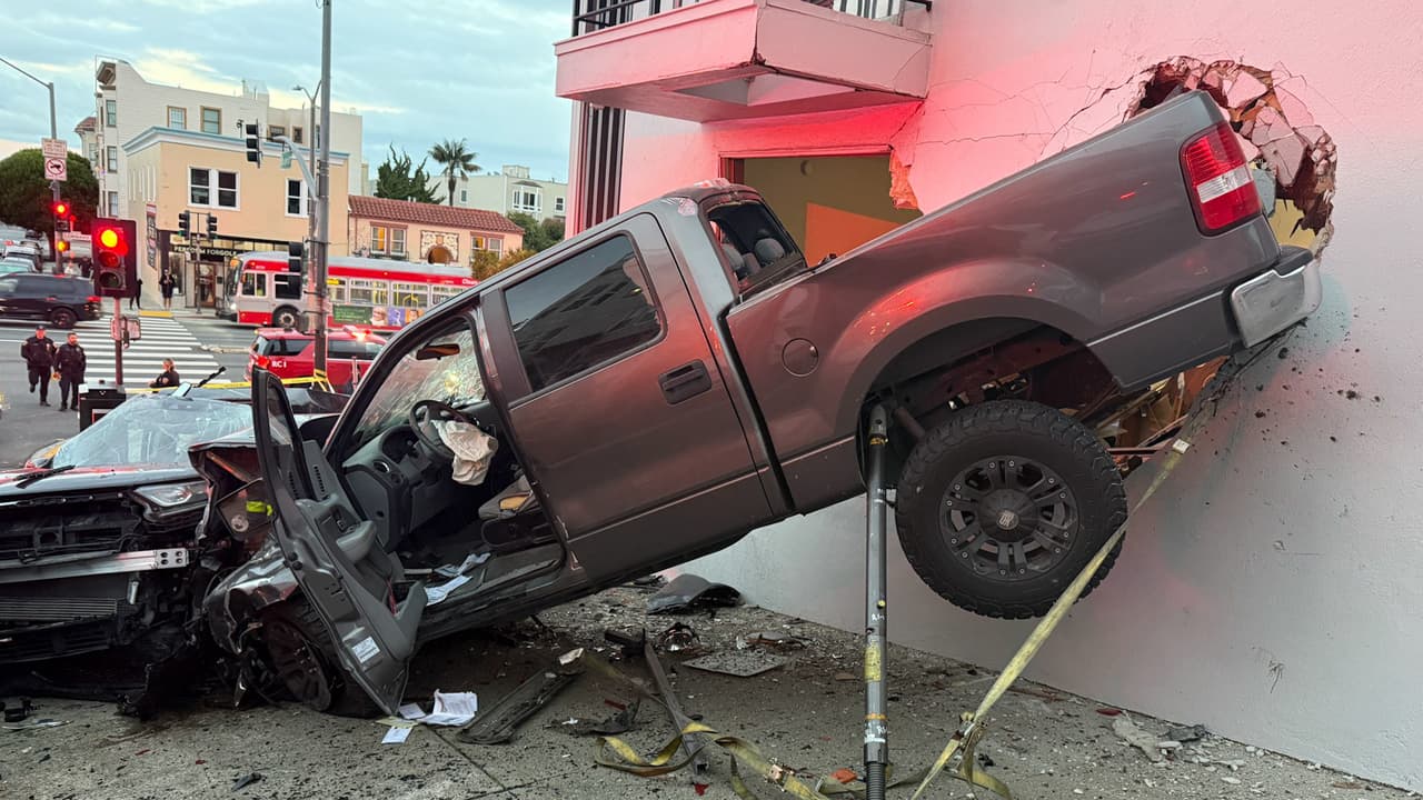 Conductor pierde control, choca varios autos y termina dentro de un hotel en San Francisco