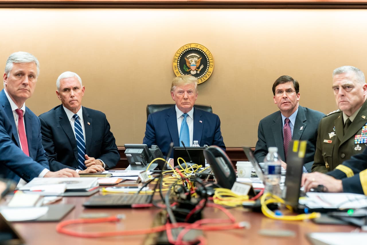 Una de las dos fotografías de Donald Trump en la Sala Situacional, publicadas por la Casa Blanca. En esta imagen el presidente mira directamente a la cámara.