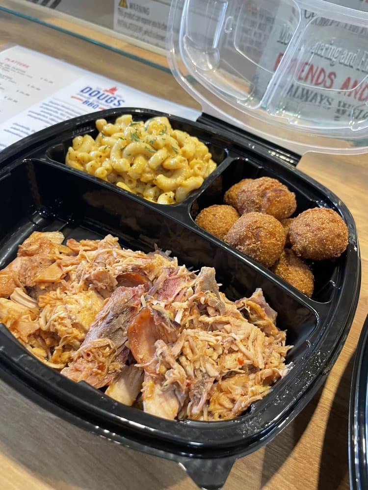 <b>Doug's North Carolina BBQ</b>
<br>Dirección: 1235 Chattahoochee Ave NW, Booth 15. Atlanta, GA. 30318
<br>Teléfono: (252) 347-2376
<br>Sitio web: 
<a href="https://chattahoocheefoodworks.com/directory/dougs-north-carolina-bbq/">https://chattahoocheefoodworks.com/directory/dougs-north-carolina-bbq/</a> 
<br>
<b><a href="https://www.yelp.com/map/dougs-north-carolina-bbq-atlanta">Cómo llegar</a></b>
<br>
<br>Una usuaria de Yelp dijo: “¡Absolutamente delicioso! Tierno, sabroso y las raciones perfectas. Doug explicó apasionadamente el menú y el proceso a la perfección. Definitivamente me recuerda a casa y voy a volver por más”.