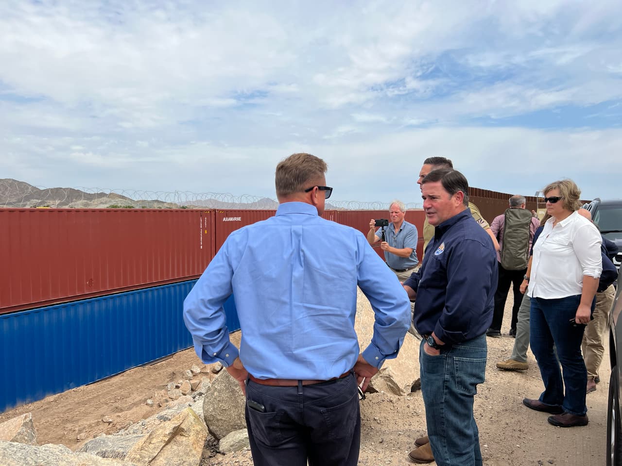 Los contenedores en la frontera de Yuma no detuvieron el paso de por lo menos 6,000 inmigrantes