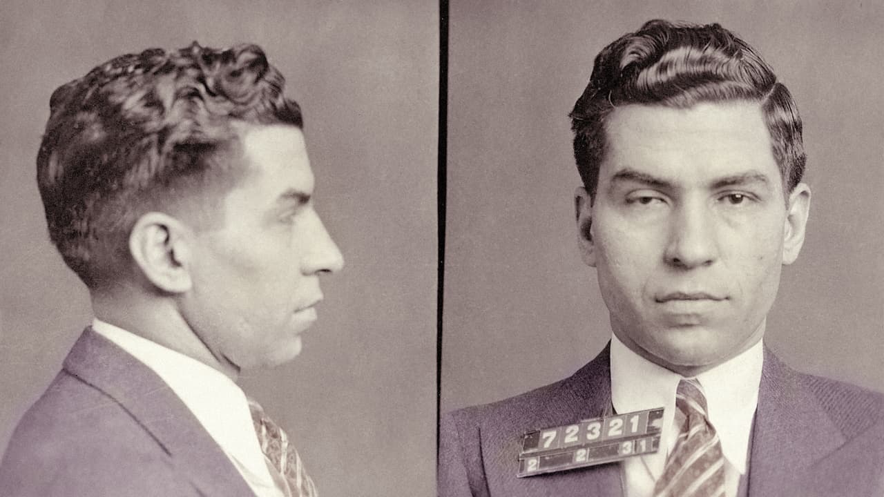 <b>Lucky Luciano.</b> Nacido como Salvatore Lucania en Sicilia (Italia,1897), es considerado el líder de todo el crimen organizado de principios del siglo XX. Ayudó a construir un gran sindicato nacional que agrupaba a los miembros de las pandillas y familias criminales de todo el país, que se reunían periódicamente para dirimir los conflictos de las actividades ilegales. Su control sobre el puerto de Nueva York le ayudó a negociar su condena con el gobierno estadounidense, que le pidió apoyo para manejar la entrada de alemanes durante la segunda guerra mundial. Murió en 1962, en Nápoles, Italia.