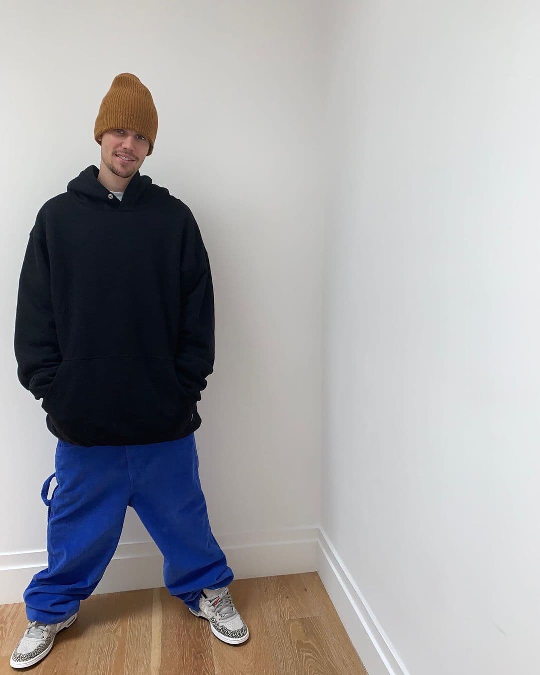 Al ser interceptado por los paparazzi en Los Ángeles, Bieber explicó por qué lanzó el reto al protagonista de 'Misión Imposible'.