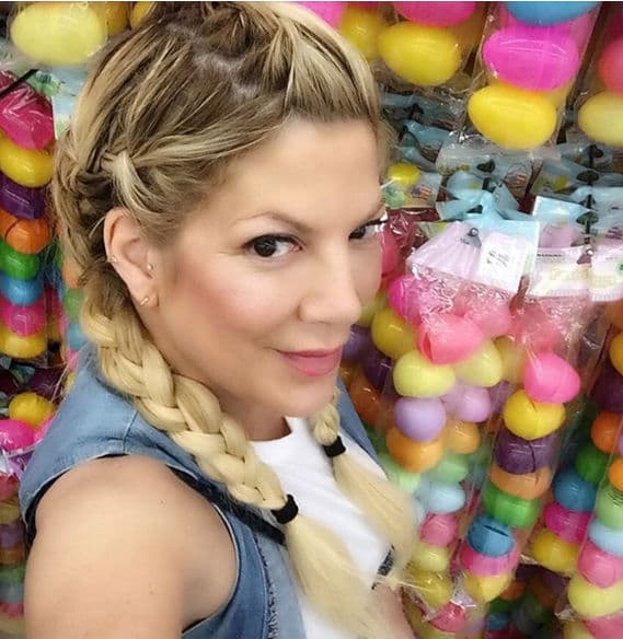 Tori Spelling, mamá de cuatro niños, también compartió una foto de los preparativos de la celebración de Easter en familia