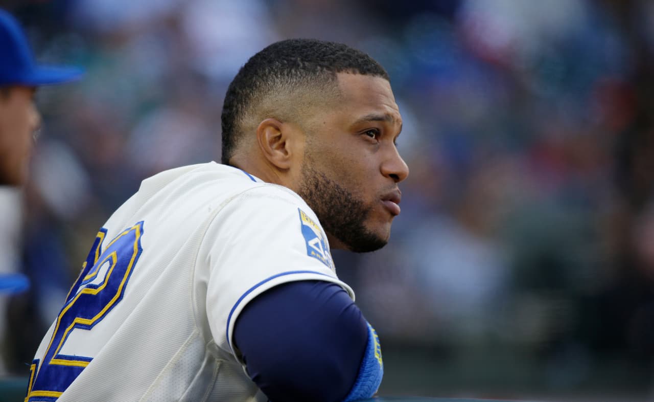 Canó sufre la fractura de un hueso en la mano derecha al ser impactado por un bolazo en un juego en Detroit, el pasado domingo. Tenía una cita el martes con un especialista de manos en Filadelfia.