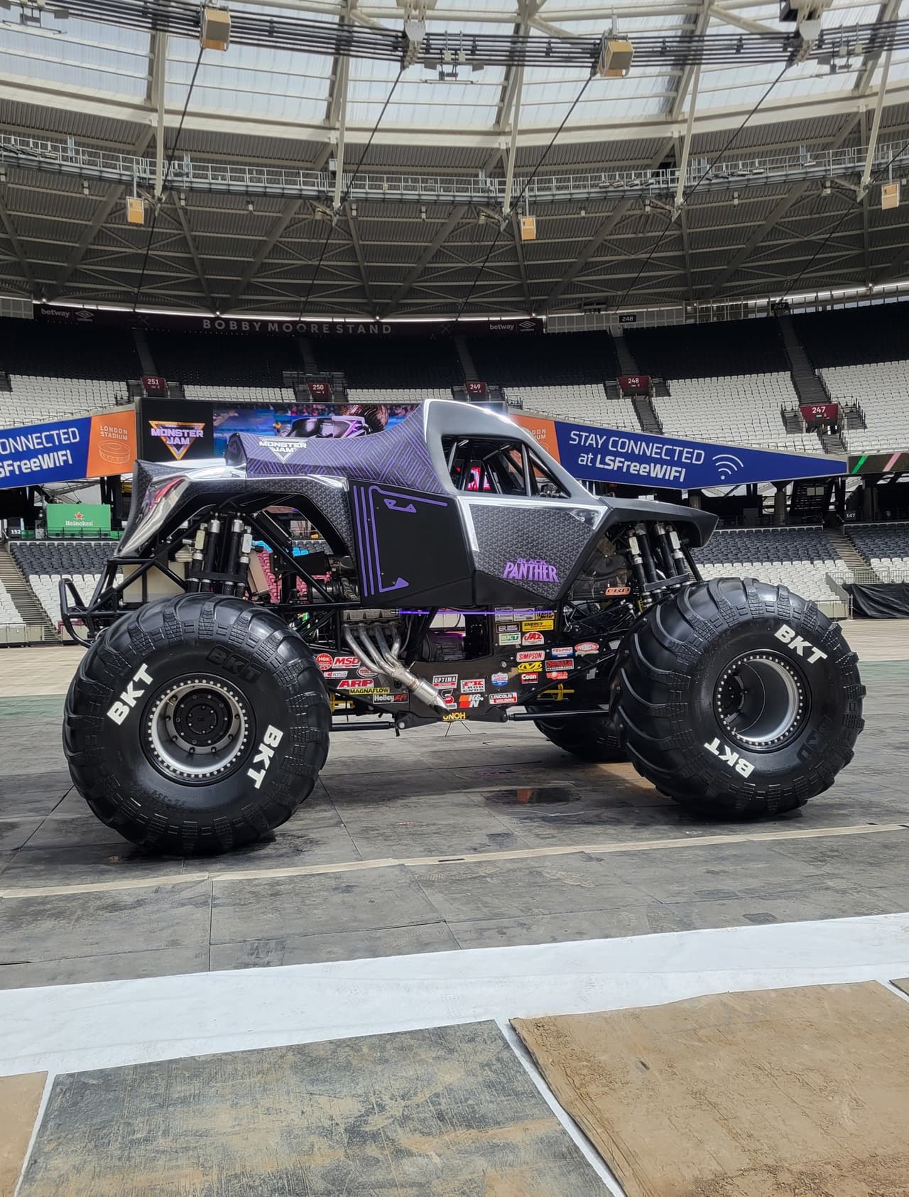 Un motor Monster Jam generará 1,500 caballos de fuerza, gracias a un sobrealimentador que fuerza el aire y el combustible en el motor. Es alimentado con combustible de metanol, que consume a razón de tres galones por minuto desde una celda de seguridad con diseño especial.