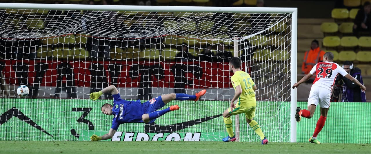 Con sus dos goles en el triunfo 4-0 contra Nantes el pasado 5 de marzo, se convirtió en el jugador más joven en 30 años en llegar a 10 goles en total en la Liga de Francia.