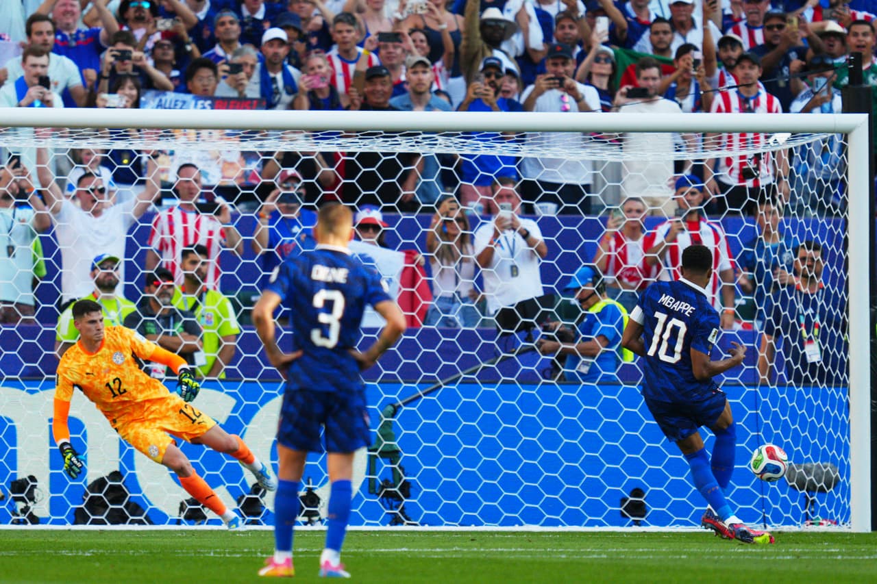 Minuto 75 del partido: Kylian Mbappe cobra el penal y anota el primer gol del partido.