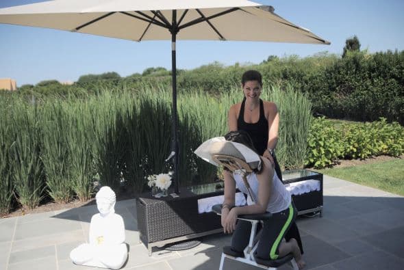 No necesitan un certificado de masajistas para darlo. Hagan una sesión de masaje relajante en la que cada uno le toque su turno.