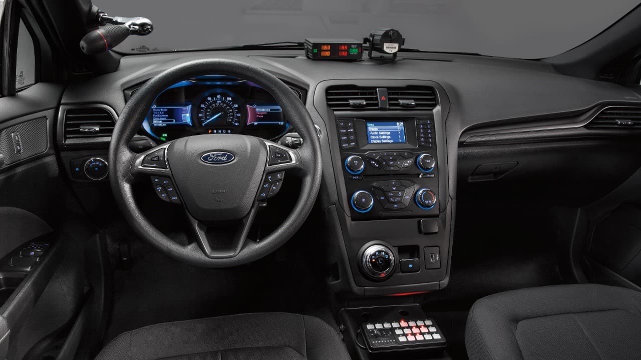 La batería de iones de litio en el Police Responder Hybrid Sedan tiene la capacidad de proporcionar la gran carga eléctrica necesaria para alimentar los múltiples sistemas de las patrullas policiales cuando el auto esta estacionado, sin necesidad de que el motor de gasolina esté encendido lo que ahorra un aproximado de 0.27 galones de gasolina por hora.